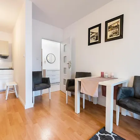 Metro Kondratowicza Velvet Apartment