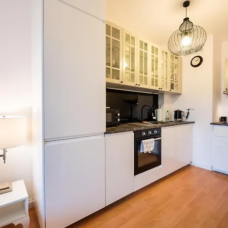 Metro Kondratowicza Velvet * Варшава